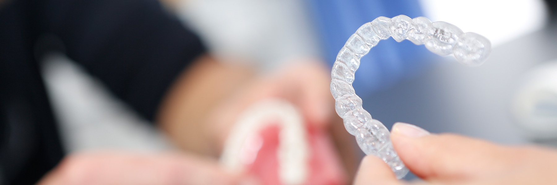 Unsichtbare Zahnschienen Langenhagen für die Zahnkorrektur bei Erwachsenen