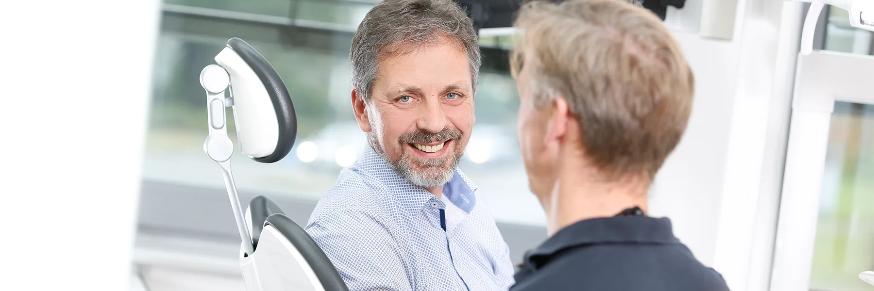 Glücklicher Patient nach professioneller Zahnreinigung in Langenhagen bei der Zahnarztpraxis Prins